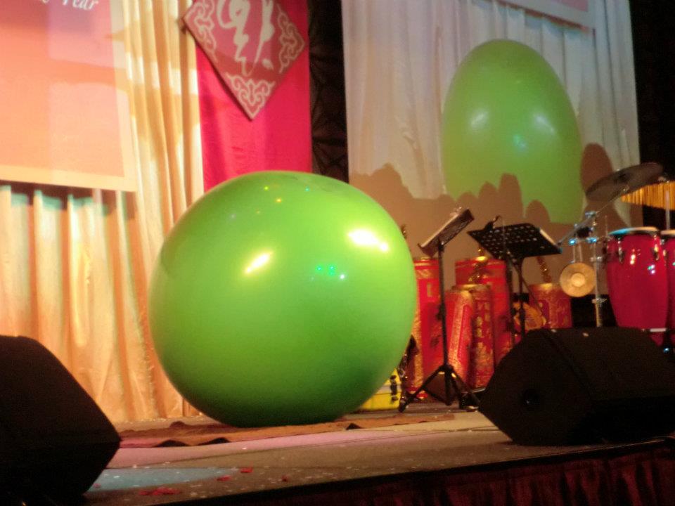 人入氣球-大氣球表演-尾牙表演-C&P魔術娛樂